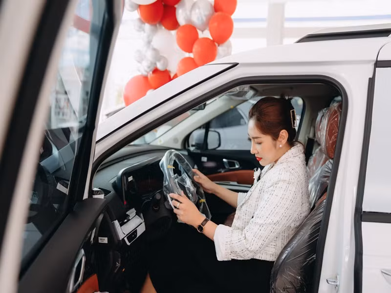 Thu Thảo còn tậu xe gần 2 tỷ đồng. Chia sẻ với Ngôi sao, người đẹp cho biết, cô mua xe tiền hoa hồng môi giới bất động sản và được chị gái hỗ trợ một nửa.