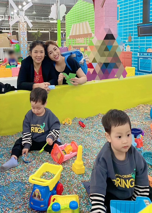 Người đẹp chia sẻ mục tiêu trong năm 2022 là kiếm thật nhiều tiền, học thêm chuyên ngành, thật xinh đẹp, phát triển đứa con tinh thần thành công.