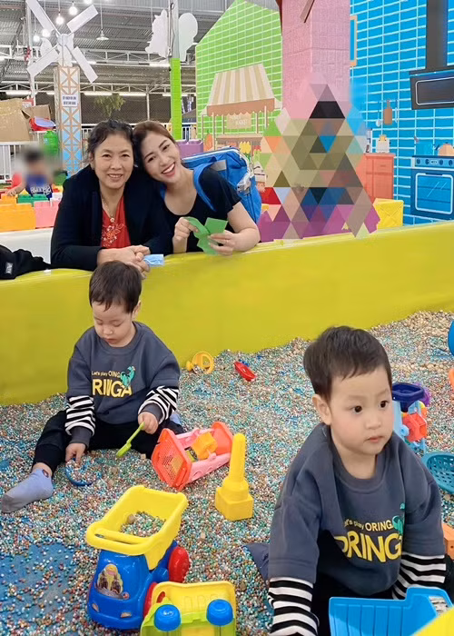 Người đẹp chia sẻ mục tiêu trong năm 2022 là kiếm thật nhiều tiền, học thêm chuyên ngành, thật xinh đẹp, phát triển đứa con tinh thần thành công.