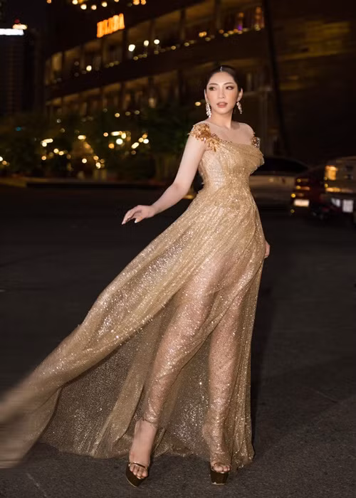 Nàng hoa hậu chăm chỉ trình diễn thời trang.