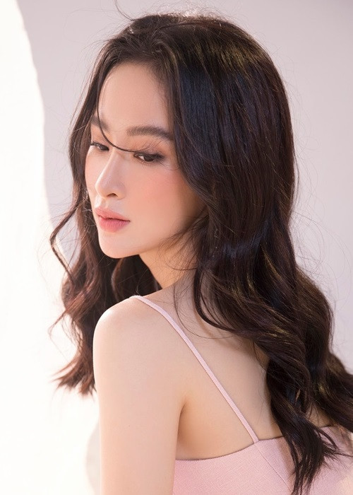 Angela Phương Trinh nói thêm, đến nay, cô vẫn chưa tìm được “nợ tình yêu”. “Hạnh phúc ấy sẽ đến một cách tự nhiên không phải suốt ngày chỉ lo đi tìm mà hãy tự nhiên đến như cách mà Trinh được nhận”, cô nói.