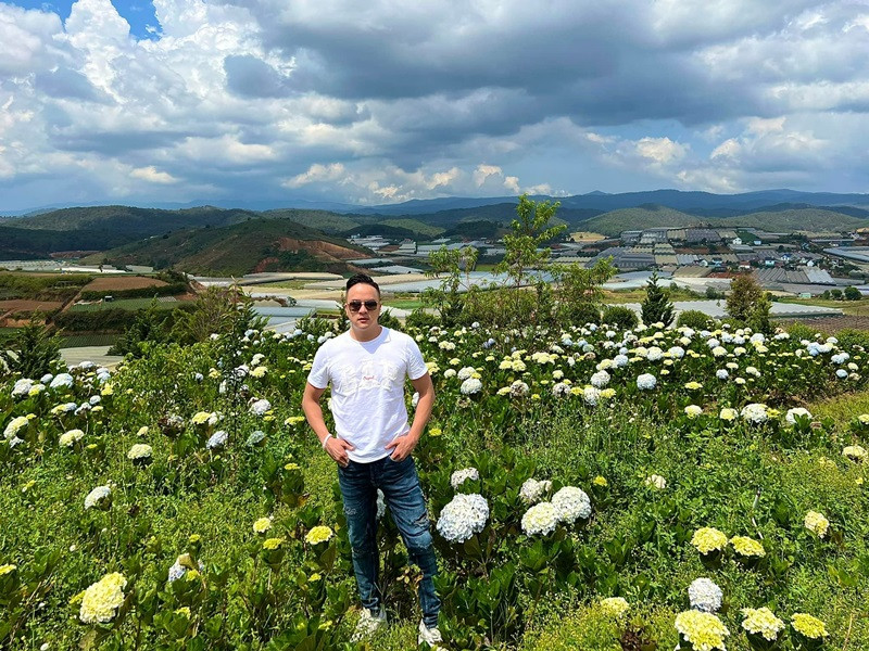 Dưới bài đăng của “bà mẹ nhí”, Cao Thái Sơn bày tỏ: “Anh trân trọng những gì em đang bước đi. Chúng mình sẽ tu tập để bớt ồn ào lại nhé”. Angela Phương Trinh đáp lại: “Dạ, hy vọng anh vẫn luôn ủng hộ trên con đường em chọn”.