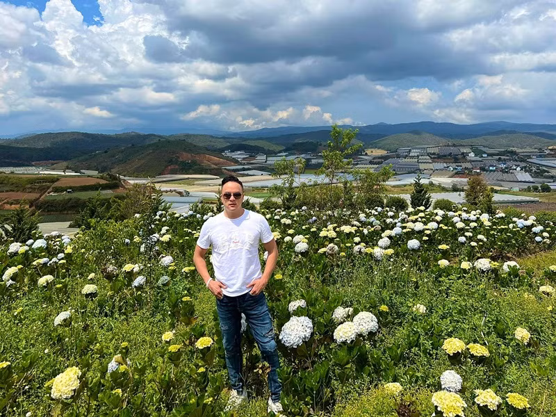 Dưới bài đăng của “bà mẹ nhí”, Cao Thái Sơn bày tỏ: “Anh trân trọng những gì em đang bước đi. Chúng mình sẽ tu tập để bớt ồn ào lại nhé”. Angela Phương Trinh đáp lại: “Dạ, hy vọng anh vẫn luôn ủng hộ trên con đường em chọn”.