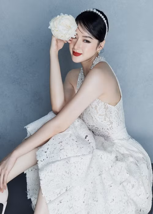 Trên trang cá nhân, Angela Phương Trinh viết: “Sau mấy hôm tìm hiểu nhau gần gũi gia đình anh, đã cho Trinh nhiều trải nghiệm về cuộc sống, về triết lý đơn giản của cuộc sống, à thì ra hai anh em của Trinh nhận ra mình sẽ là tri kỷ thay cho sự kết tóc se tơ chốn hồng trần, bởi giữa Trinh và anh rất nhiều điểm tương đồng về ý nghĩa kiếp nhân sinh này, thật đẹp, đẹp vô cùng”.