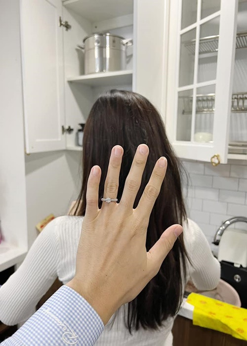 Nam diễn viên chụp ảnh đeo nhẫn cầu hôn phía sau lưng bạn gái đang rửa bát.