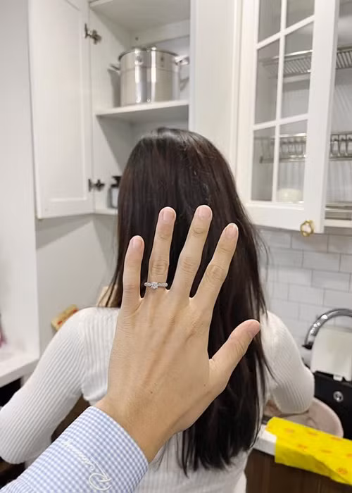 Nam diễn viên chụp ảnh đeo nhẫn cầu hôn phía sau lưng bạn gái đang rửa bát.
