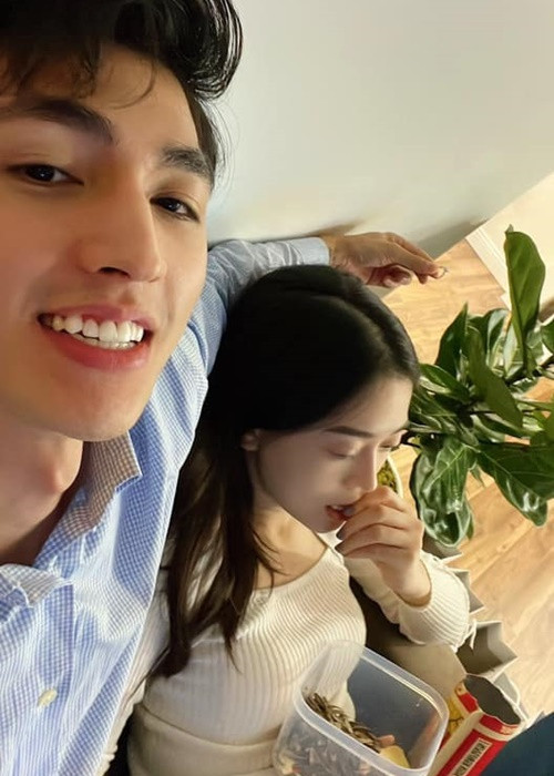 Mỗi ngày Bình An đều ngắm nhìn chiếc nhẫn cầu hôn và chụp lại những bức ảnh bên Phương Nga trong nỗi âu lo sợ đại sự bị bại lộ.