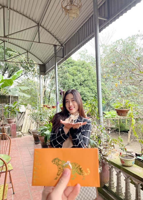 Nam diễn viên lì xì cho bạn gái.