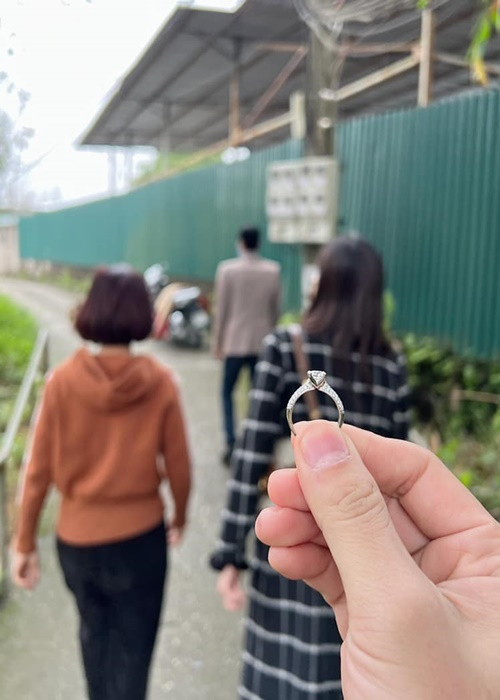 Bình An chụp ảnh cầm nhẫn cầu hôn bên gia đình đồng thời viết: "Vòng kim cô bé như này thôi nhưng có chức năng mang vợ về cho mẹ".