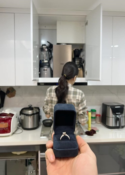 Bình An hài hước cho biết, sở thích của Phương Nga là rửa bát và lau dọn nhà.