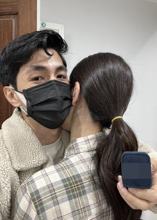 Bình An cho hay, anh đi chọn nhẫn cầu hôn từ ngày 23/12/2021, trước Noel 1 ngày với ý định là sẽ cầu hôn vào dịp Noel. Sau đó, nam diễn viên quyết định cầu hôn vào ngày Valentine 14/2.