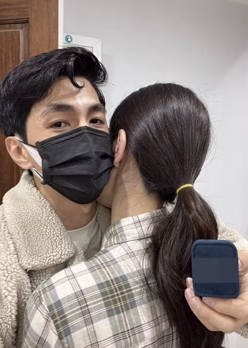 Bình An cho hay, anh đi chọn nhẫn cầu hôn từ ngày 23/12/2021, trước Noel 1 ngày với ý định là sẽ cầu hôn vào dịp Noel. Sau đó, nam diễn viên quyết định cầu hôn vào ngày Valentine 14/2.