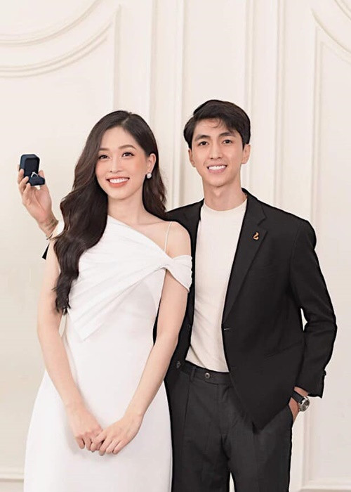 Bình An bí mật khoe nhẫn cầu hôn khi Phương Nga chụp ảnh cùng gia đình.