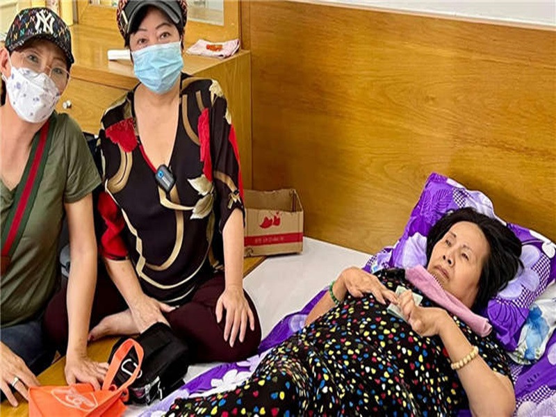 Tháng 11/2021, nghệ sĩ Hoàng Lan xin bệnh viện về nhà. Diễn viên Phương Dung cho biết, chi phí chữa trị bệnh của đàn chị hơn 40 triệu/tháng, nhưng do tài chính của đàn chị gần như kiệt quệ nên đã xin bác sĩ cho về nhà để chữa trị. Ảnh: VTC