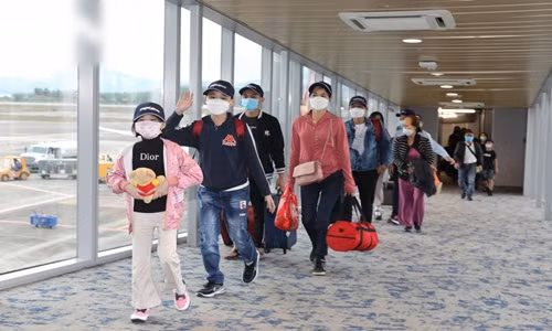 San bay Van Don don chuyen bay dau tien nam Nham Dan