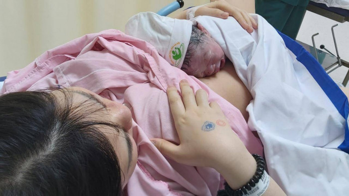 Xuc dong khoanh khac cong dan nhi dau tien chao doi trong nam moi Nham Dan