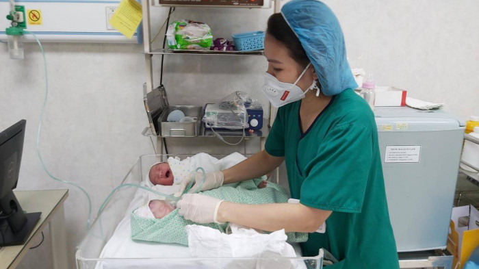 Xuc dong khoanh khac cong dan nhi dau tien chao doi trong nam moi Nham Dan-Hinh-2