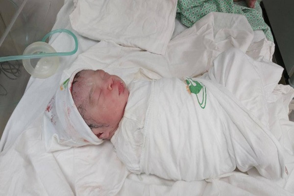 Xuc dong khoanh khac cong dan nhi dau tien chao doi trong nam moi Nham Dan-Hinh-3