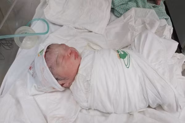 Xuc dong khoanh khac cong dan nhi dau tien chao doi trong nam moi Nham Dan-Hinh-3