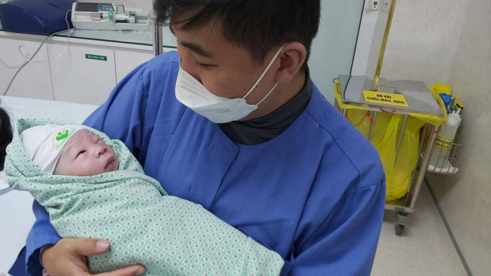 Xuc dong khoanh khac cong dan nhi dau tien chao doi trong nam moi Nham Dan-Hinh-5