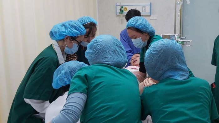 Xuc dong khoanh khac cong dan nhi dau tien chao doi trong nam moi Nham Dan-Hinh-4