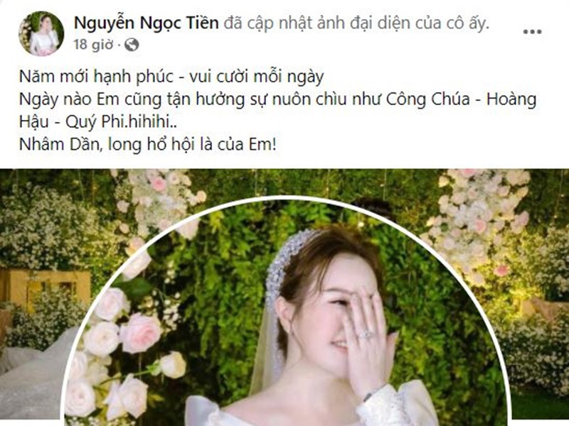 Mới đây, trên trang cá nhân, doanh nhân Ngọc Tiền cập nhật ảnh đại diện đồng thời khoe được ông xã Quý Bình chiều chuộng. "Năm mới hạnh phúc, vui cười mỗi ngày. Ngày nào em cũng tận hưởng sự nuông chiều như công chúa, hoàng hậu, quý phi", nữ doanh nhân viết.