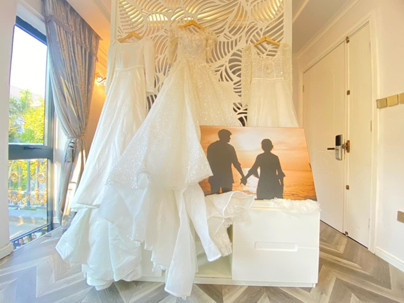 Doanh nhân Ngọc Tiền bật mí, 3 chiếc váy cưới do Quý Bình đặt may riêng.