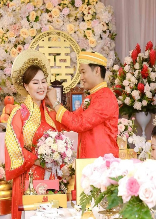 Nữ doanh nhân chia sẻ loạt ảnh đón dâu. "Ngày 12, tháng 12 kỷ niệm ngày đón dâu. Tròn 1 năm được ba má cho con làm vợ Quý Bình. Hạnh phúc 1 năm được thêm bội phần", cô viết.