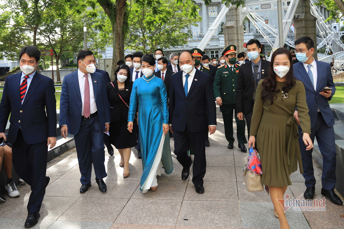 Chu tich nuoc dang hoa tuong dai Chu tich Ho Chi Minh o Singapore-Hinh-8