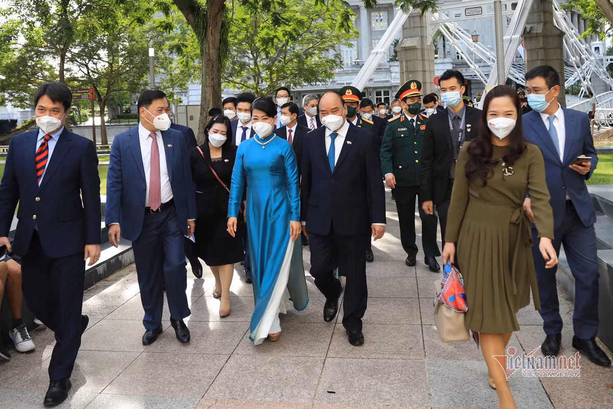 Chu tich nuoc dang hoa tuong dai Chu tich Ho Chi Minh o Singapore-Hinh-8