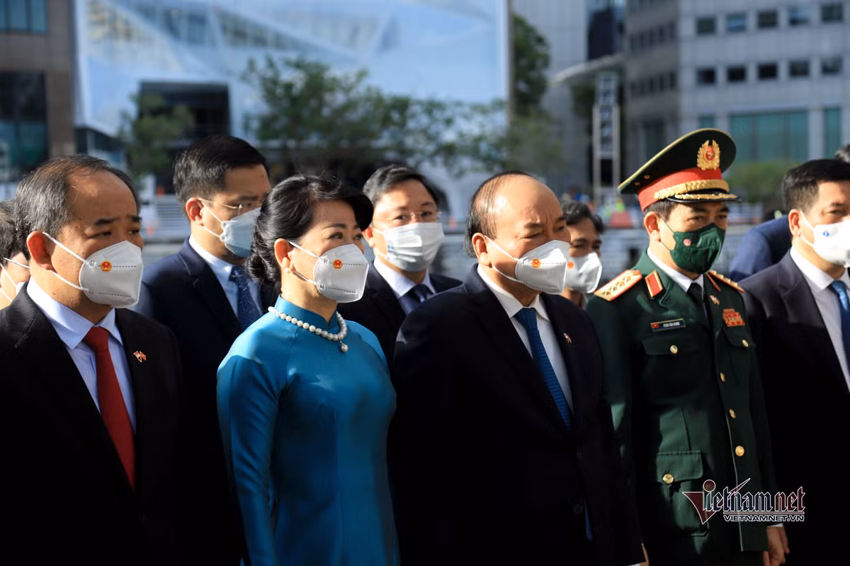 Chu tich nuoc dang hoa tuong dai Chu tich Ho Chi Minh o Singapore-Hinh-4