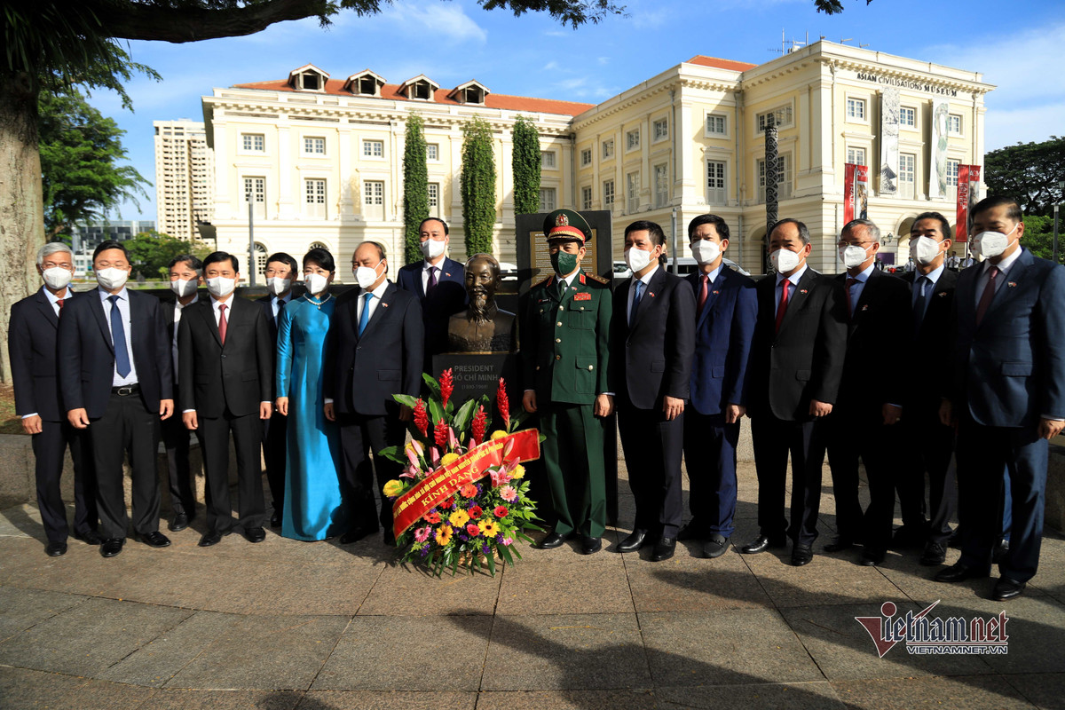 Chu tich nuoc dang hoa tuong dai Chu tich Ho Chi Minh o Singapore-Hinh-6