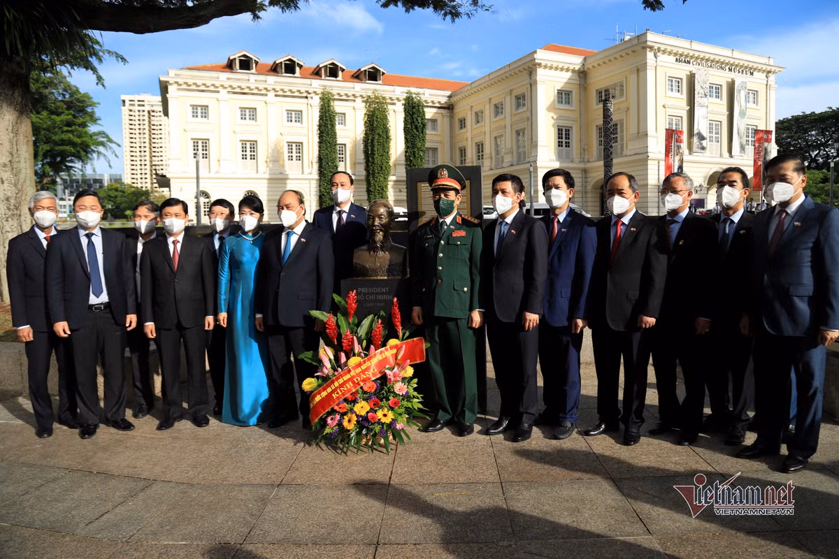 Chu tich nuoc dang hoa tuong dai Chu tich Ho Chi Minh o Singapore-Hinh-6