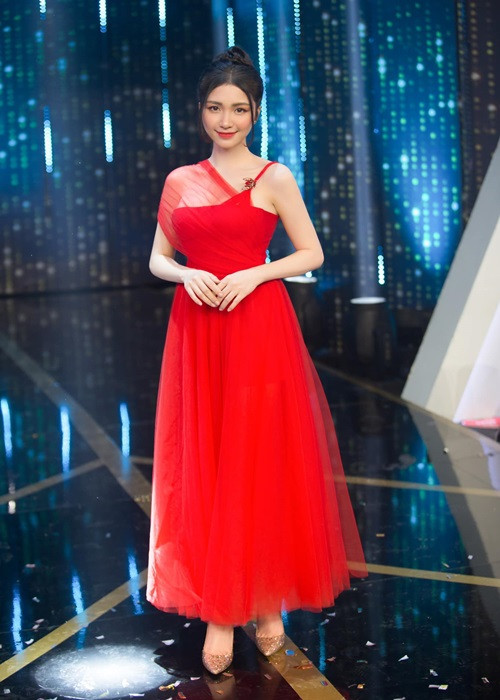 Hòa Minzy còn có thể kiếm tiền nhờ kênh Youtube. Hồi tháng 5/2020, nhờ hiệu ứng của MV “Không thể cùng nhau suốt kiếp”, kênh Youtube của cô vượt mốc 1 triệu lượt người đăng ký, được nhận nút vàng. Đến nay, kênh cán mốc 1,4 triệu lượt người đăng ký.