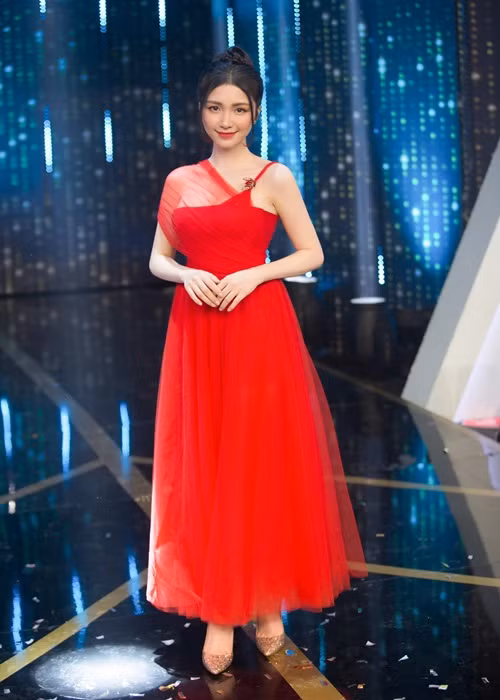 Hòa Minzy còn có thể kiếm tiền nhờ kênh Youtube. Hồi tháng 5/2020, nhờ hiệu ứng của MV “Không thể cùng nhau suốt kiếp”, kênh Youtube của cô vượt mốc 1 triệu lượt người đăng ký, được nhận nút vàng. Đến nay, kênh cán mốc 1,4 triệu lượt người đăng ký.