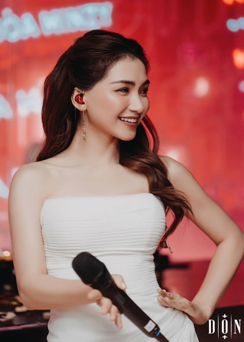 Nhiều khán giả cho rằng Hòa Minzy là ca sĩ đang lên nên ít khi cả tháng không có show nếu như cô không bận việc cá nhân.