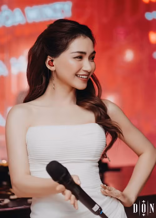 Nhiều khán giả cho rằng Hòa Minzy là ca sĩ đang lên nên ít khi cả tháng không có show nếu như cô không bận việc cá nhân.