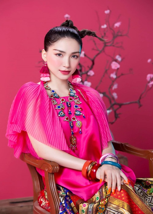 Ngoài ca hát, Hòa Minzy còn có thể kiếm tiền từ trang fanpage. Hiện tại, fanpage của cô cán mốc 2 triệu tài khoản theo dõi. Thi thoảng, Hòa Minzy đăng tải dự án quảng cáo cho nhãn hàng.