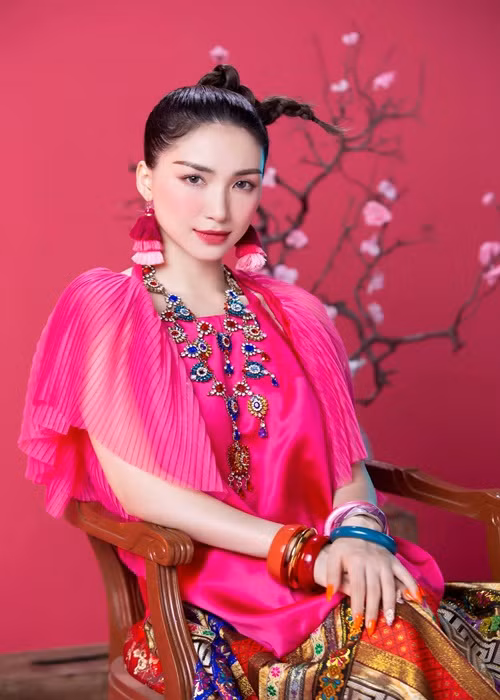 Ngoài ca hát, Hòa Minzy còn có thể kiếm tiền từ trang fanpage. Hiện tại, fanpage của cô cán mốc 2 triệu tài khoản theo dõi. Thi thoảng, Hòa Minzy đăng tải dự án quảng cáo cho nhãn hàng.