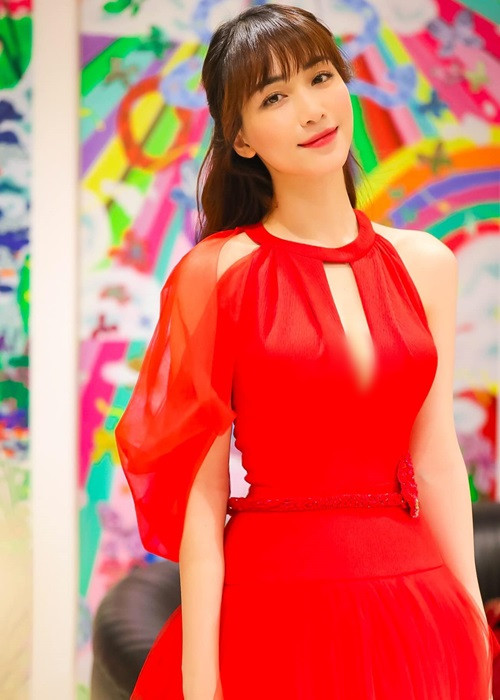 Hòa Minzy cho biết, cô chăm chỉ làm việc và có ý chí không thua kém cánh mày râu. Nữ ca sĩ cũng từng khẳng định bản thân có khả năng kiếm tiền, độc lập tài chính, phụng dưỡng cha mẹ.