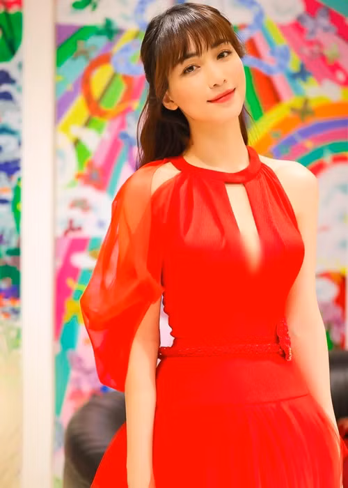 Hòa Minzy cho biết, cô chăm chỉ làm việc và có ý chí không thua kém cánh mày râu. Nữ ca sĩ cũng từng khẳng định bản thân có khả năng kiếm tiền, độc lập tài chính, phụng dưỡng cha mẹ.