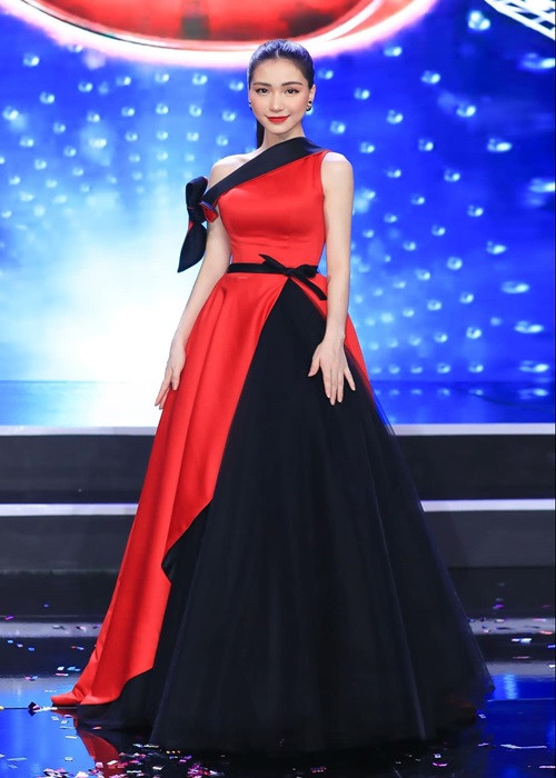 Thu nhập của Hòa Minzy còn đến từ việc tham gia gameshow. Cô từng góp mặt trong nhiều gameshow.