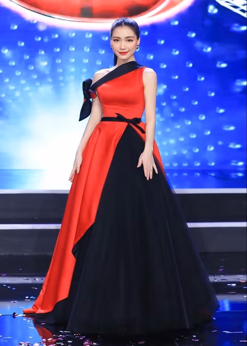 Thu nhập của Hòa Minzy còn đến từ việc tham gia gameshow. Cô từng góp mặt trong nhiều gameshow.