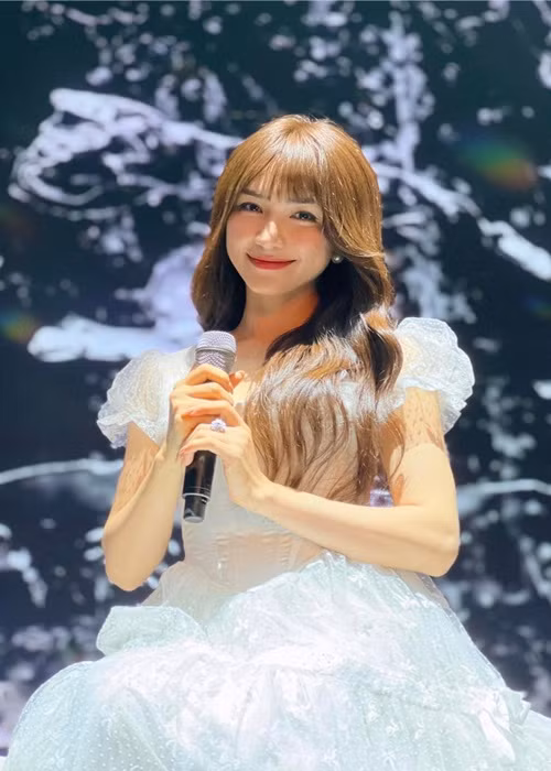 Trước khi chia tay Minh Hải, Hòa Minzy đã là một trong những ca sĩ kiếm tiền giỏi.