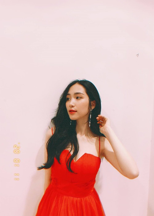 Nữ ca sĩ từng chia sẻ cô ngày càng trẻ đẹp vì có con trai: “Sinh con xong, phụ nữ thường yếu đi nhưng gần đây tôi thấy mình trẻ, vui vẻ hơn, như ông bà có câu gái một con trông mòn con mắt”.