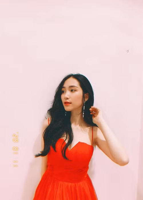 Nữ ca sĩ từng chia sẻ cô ngày càng trẻ đẹp vì có con trai: “Sinh con xong, phụ nữ thường yếu đi nhưng gần đây tôi thấy mình trẻ, vui vẻ hơn, như ông bà có câu gái một con trông mòn con mắt”.