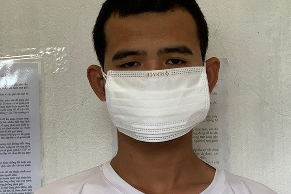 Nam thanh nien F0 tron cach ly ra ngoai mua ma tuy ve xai