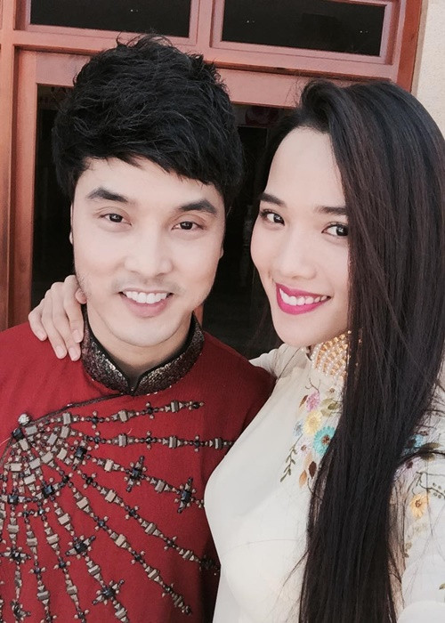 Ưng Hoàng Phúc viết: “Anh chưa từng nghĩ về ngày em xuất hiện và trở thành cuộc sống của anh. Khi anh gần như chẳng còn gì, em vẫn nắm tay, cùng anh bước tiếp. Có thể ngoài kia, anh là nghệ sĩ được nhiều người mến mộ. Nhưng trong lòng anh, em luôn là ngôi sao tuyệt vời nhất. Đến giờ anh vẫn nhớ, cách em chăm sóc các con, chu toàn mọi việc cho đại gia đình mình trong chuyến đi Đà Lạt mới đây. Đồ gì của con em cũng nhớ, tới đồ của mình em lại quên. 3 đứa nhỏ nhà mình khá năng động, nhiều lúc khiến em nổi nóng. Hay đôi khi, em bận rộn đến quên mất phải chăm chút cho bản thân mình…