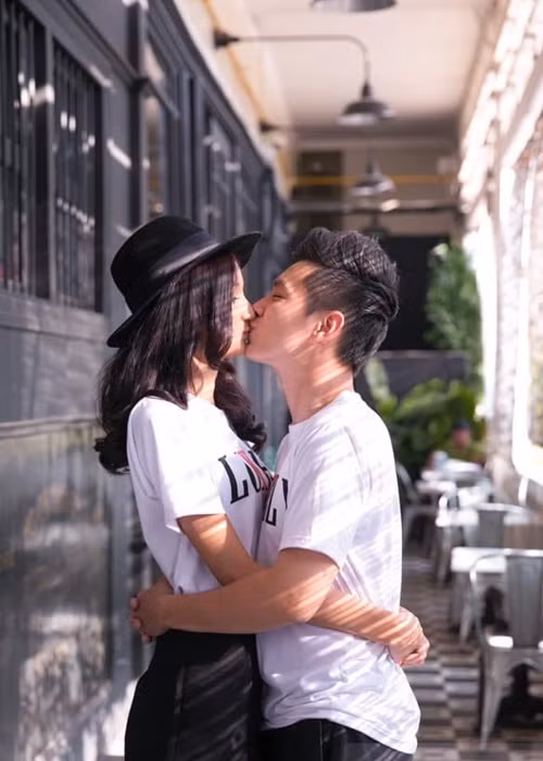 Valentine 2022, nhiều sao nam Việt thể hiện tình cảm với nửa kia. Diễn viên Đỗ An đăng ảnh khóa môi người mẫu Lê Thúy kèm lời ngọt ngào: “Hãy mãi là người tình em nhé”.