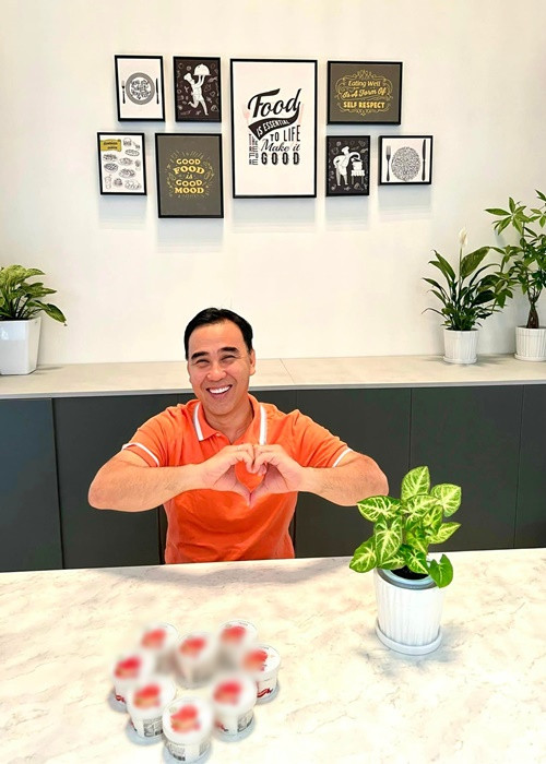 Quyền Linh chia sẻ Valentine dành cho vợ: "Đi quay suốt nhưng bận gì thì bận mấy ngày quan trọng là phải sến sẩm tí cho bà xã vui. Năm nay Linh chọn bánh kem lạnh để nói thay lời yêu thương dành cho vợ do có miếng socola hình trái tim với câu "I love you" bên trong để vợ Linh sẽ bất ngờ khi mở ra ăn nè", nam MC viết.